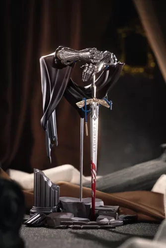 Reverse: 1999 Limepie Series PVC Statue Knight 17 cm