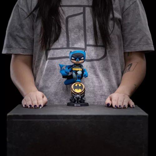 Batman Mini Co. PVC Figura Batman on Bat-Signal (Blue Variant) 15 cm