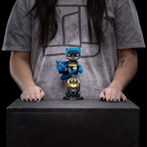 Batman Mini Co. PVC Figura Batman on Bat-Signal (Blue Variant) 15 cm