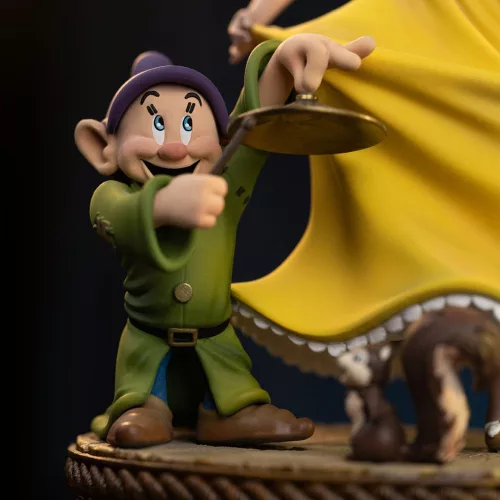 Snow White and the Seven Dwarves Art Scale Szobor 1/10 Snow White and Dopey 21 cm