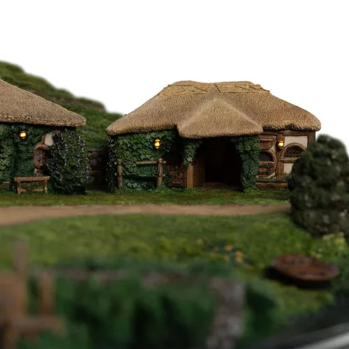 Lord of the Rings Statue The Green Dragon Inn